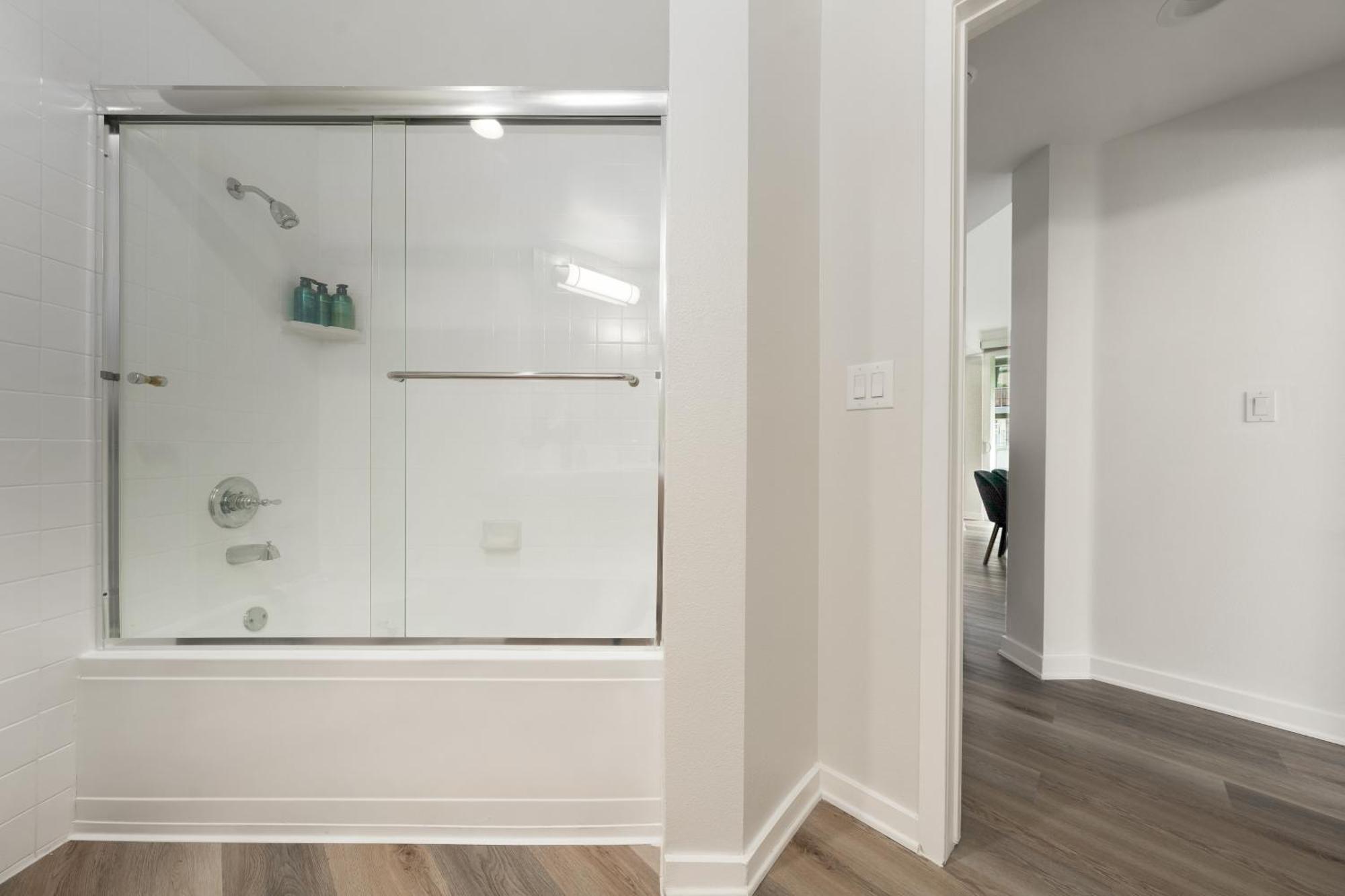 The Turquoise Lounge - Chic 2br View Pool, Sauna Appartement *